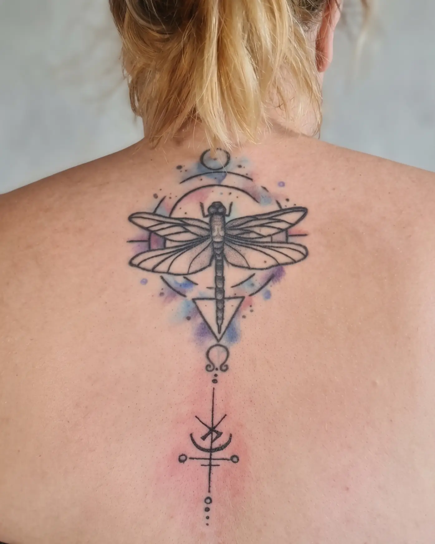 Handpoke-tatuering i fineline-stil utförd av Zoltán på Dark Tattoos Sweden