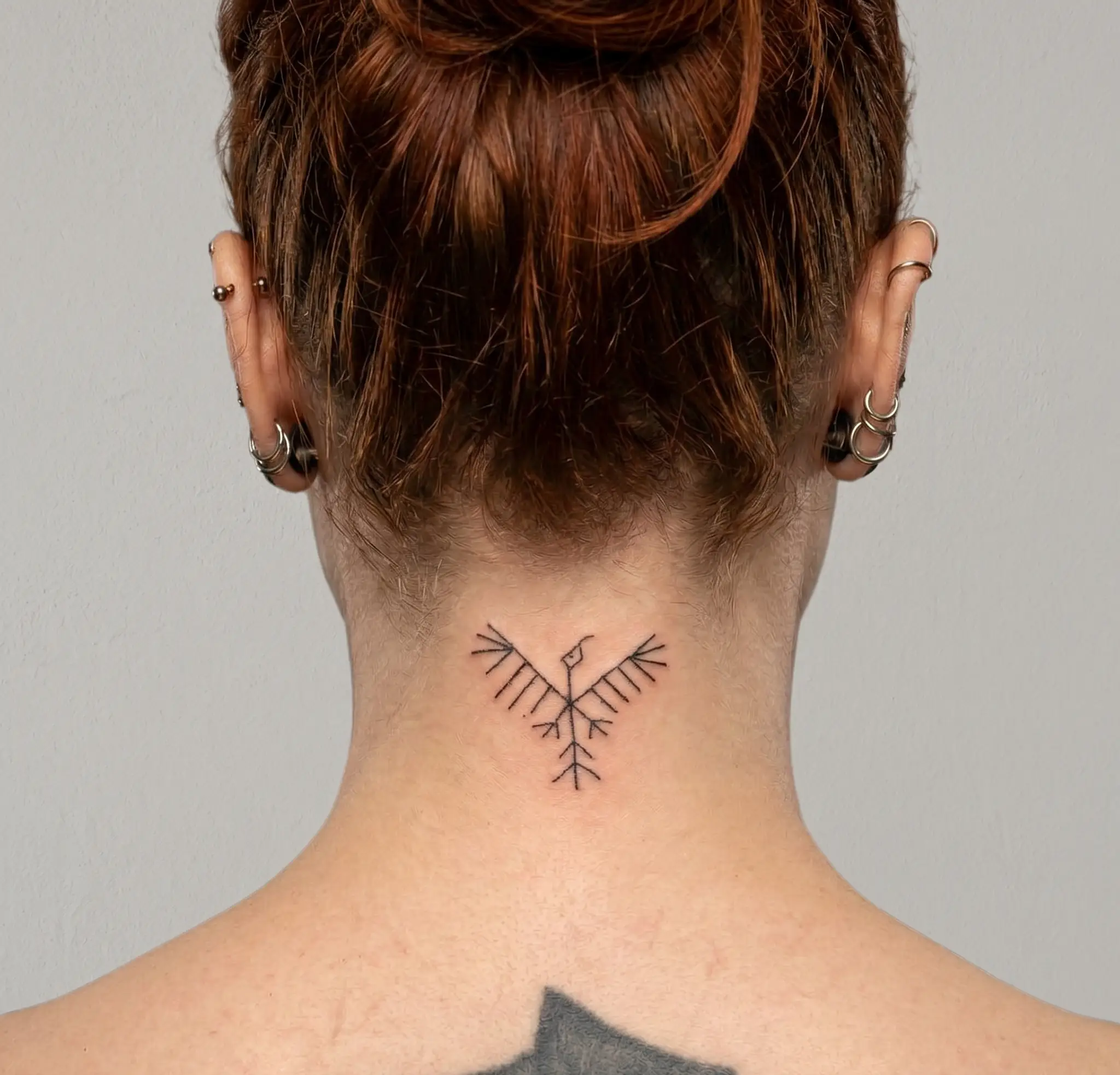 Närbild på handpoke-tatuering med geometriskt mönster, Dark Tattoos Sweden