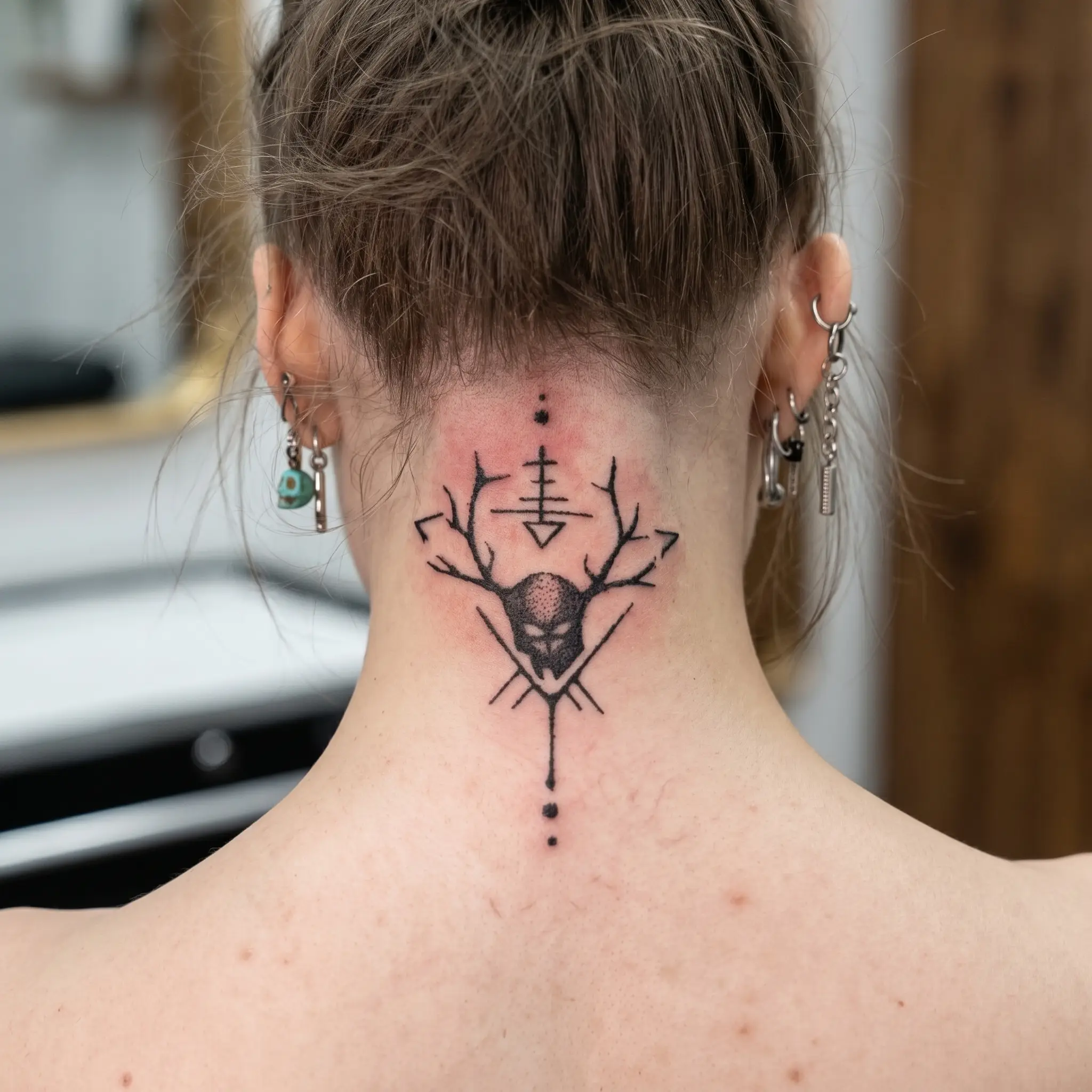 Botaniskt handpoke-motiv utfört på Dark Tattoos Sweden, Borås