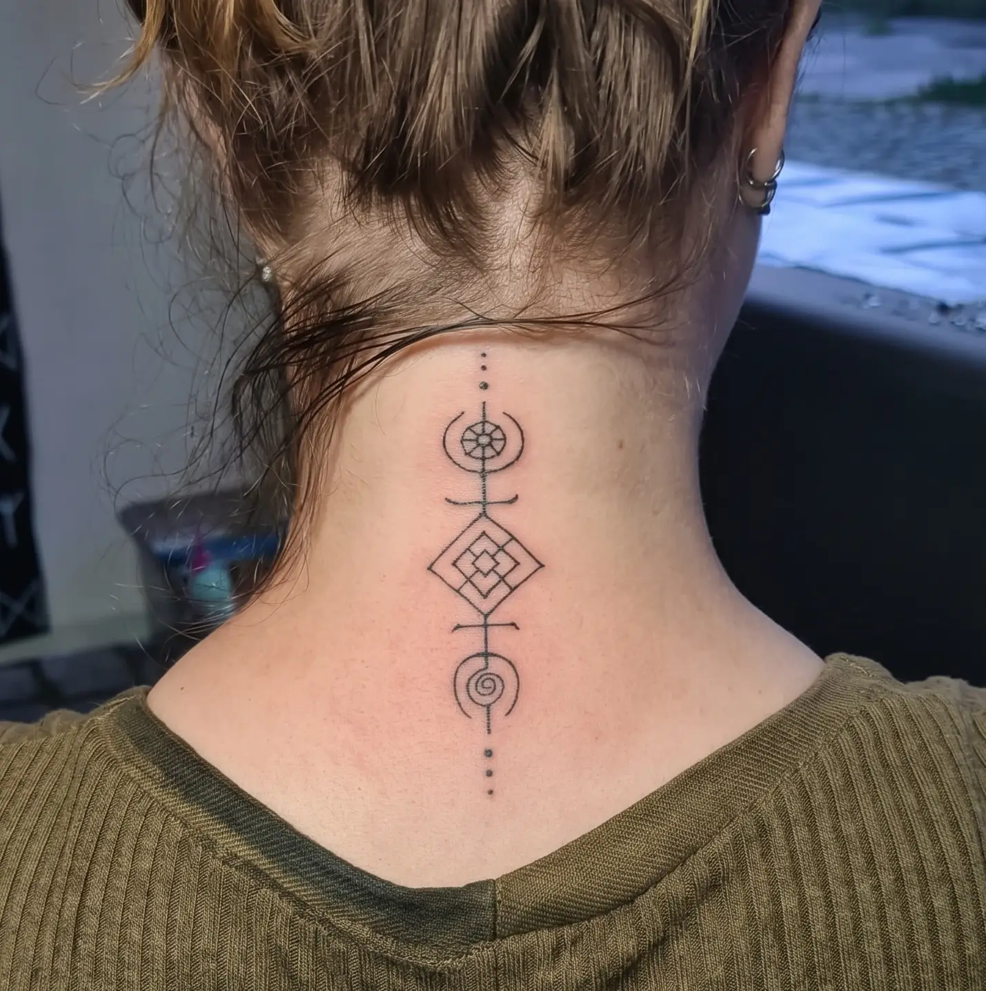 Handpoke-session pågår – nål mot hud, Zoltán tatuerare på Dark Tattoos Sweden