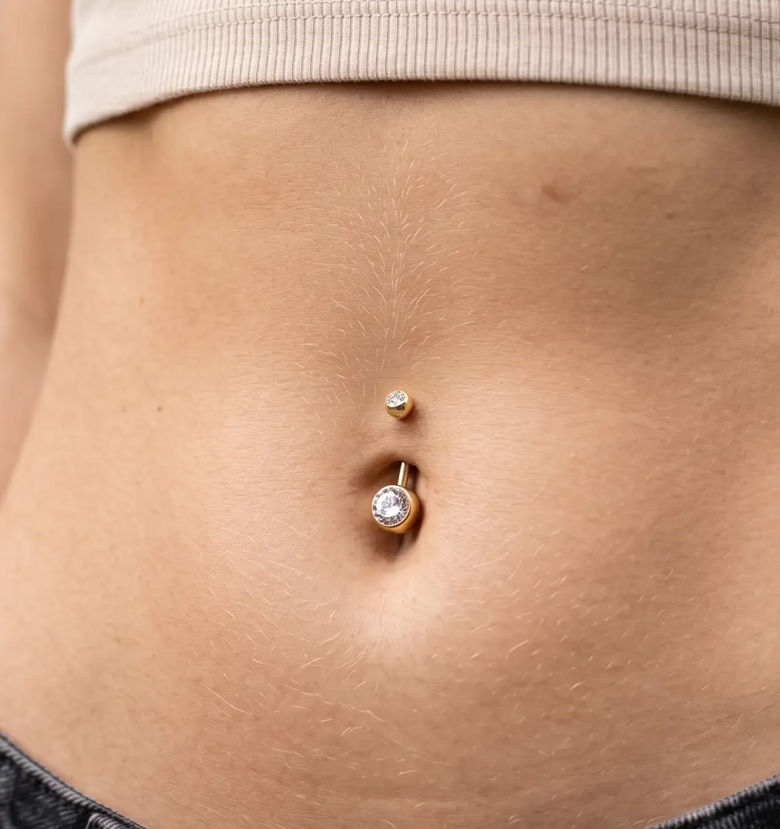 Navelpiercing med allergifritt titansmycke – Dark Tattoos Sweden