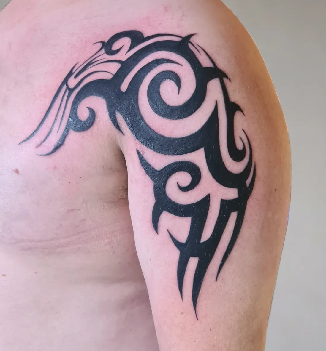 Tribal tatuering av Zoltán, Dark Tattoos Sweden