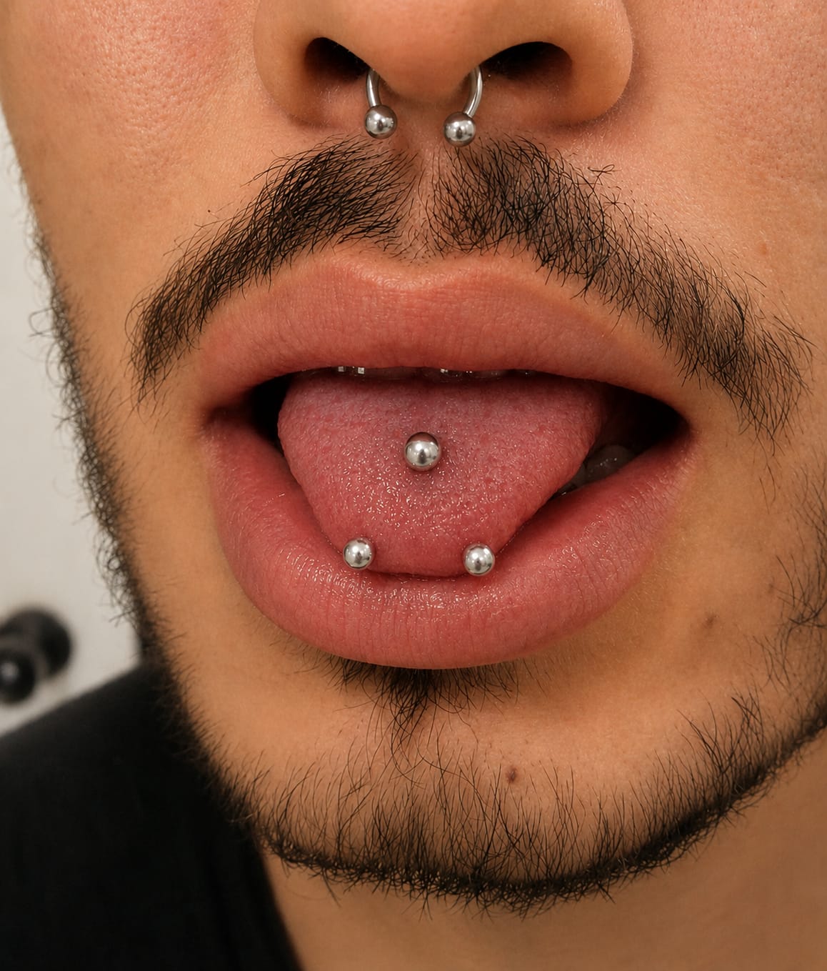 Piercingresultat med allergifritt titansmycke – Dark Tattoos Sweden Borås