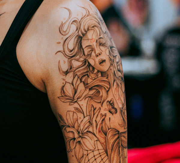 Erfaren tatuerare i närheten av Jönköping på Dark Tattoos Sweden med unika motiv, handpoke och professionell studio